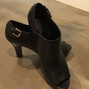 Naturalizer comfy peep toe bootie